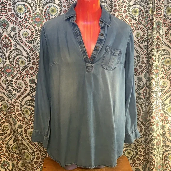 Comfortable Liz Lange Maternity Top - Picture 1 of 8